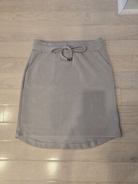 SO SOFT! NEVER WORN. Cable And Gauge, Sport Skirt in Light Gray